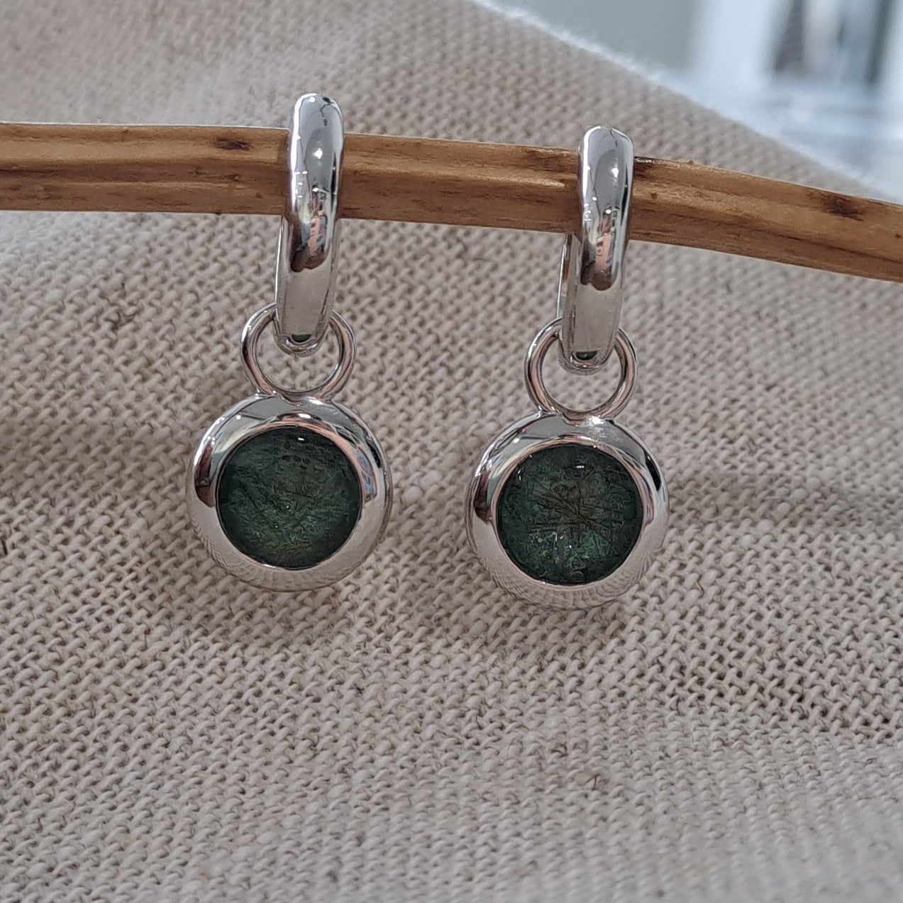 Oorhangers 17 mm lang, aan de voorzijde zichtbaar gevuld met as of haar. Alle