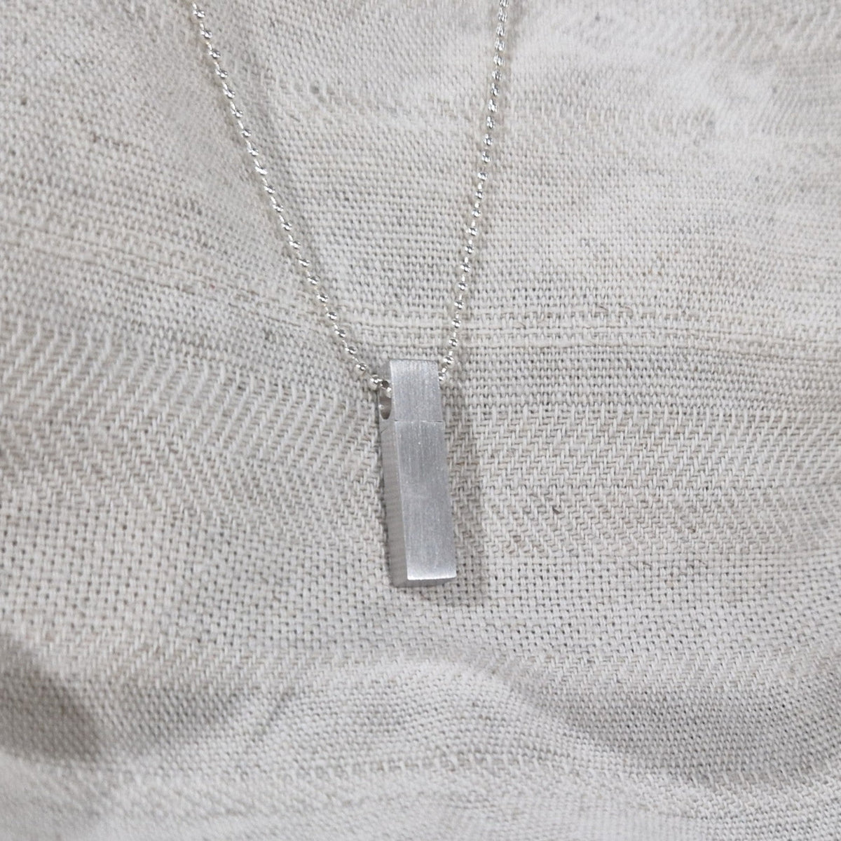 Hanger in buis vorm vierkant, de ashangers uit deze collectie gedenksieraden zijn eenvoudig zelf te vullen en te bestellen in zilver, geelgoud en witgoud