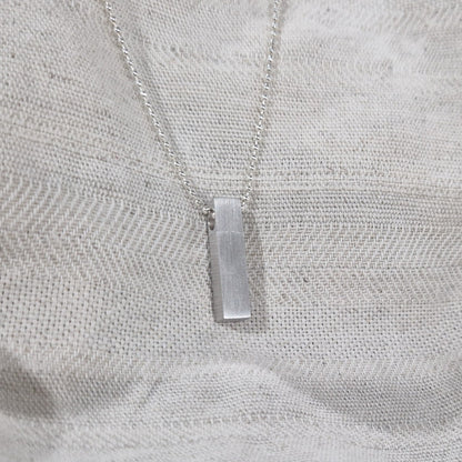 Hanger in buis vorm vierkant, de ashangers uit deze collectie gedenksieraden zijn eenvoudig zelf te vullen en te bestellen in zilver, geelgoud en witgoud