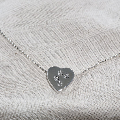 Deze zilveren 925 sterling ashanger met pootafdruk kenmerkt zich door het fraai en speels ontworpen karakter. Dit gedenksieraad kan met as en ook met haar van je huisdier gevuld worden. 