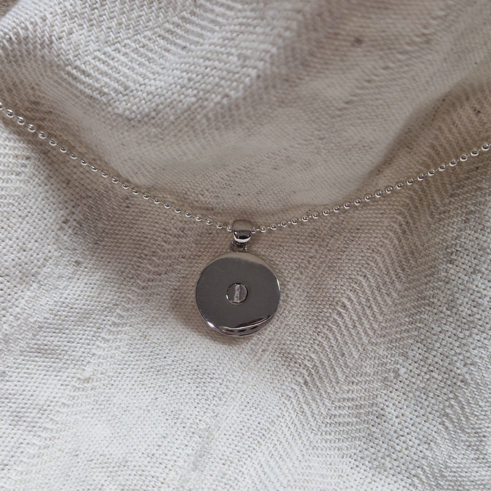 Deze zilveren 925 sterling poes/kat ashanger kenmerkt zich door het fraai en speels ontworpen karakter. Dit gedenksieraad kan met as en ook met haar van je huisdier gevuld worden.