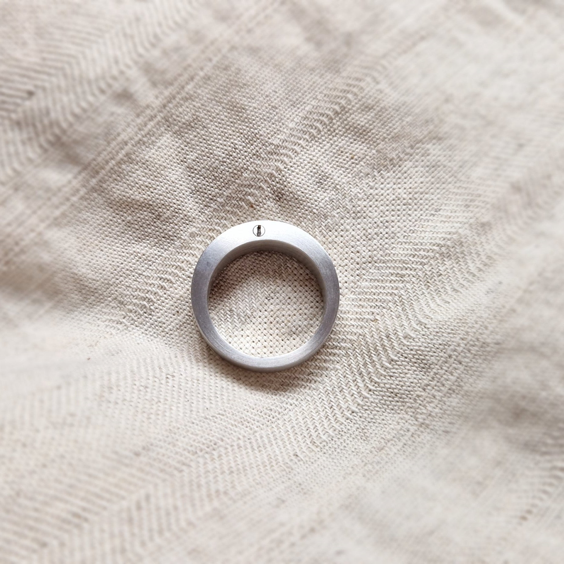 De asring heeft een subtiel weggewerkt askamertje, waar een symbolische hoeveelheid as of haar in kan bewaard worden. Alle