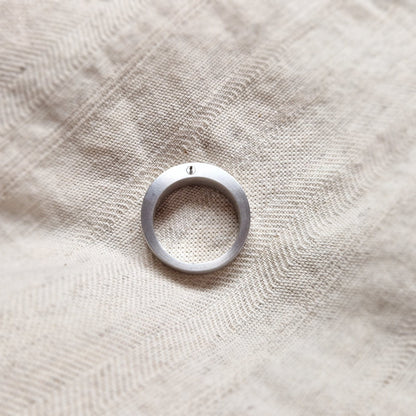 De asring heeft een subtiel weggewerkt askamertje, waar een symbolische hoeveelheid as of haar in kan bewaard worden. Alle