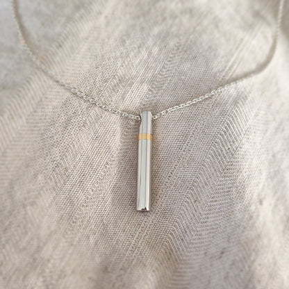 Hanger in buisvorm , de sluitring is gemaakt van 14 KT goud. De ashangers uit deze collectie gedenksieraden zijn zelf te vullen en te bestellen in zilver 925 sterling, geelgoud en witgoud. 