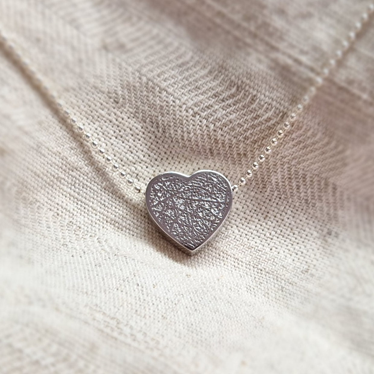 Hanger in hart vorm, de ashangers uit deze collectie gedenksieraden zijn eenvoudig zelf te vullen .Alle