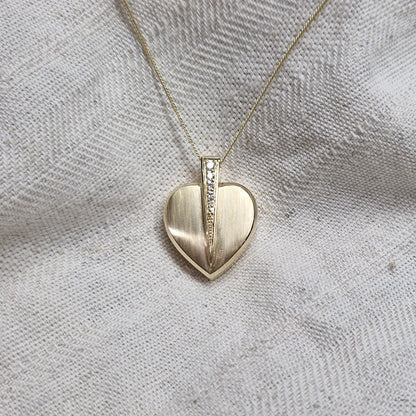 Hanger hart, in zilver uitgevoerd met zirkonia's, in goud met diamanten.  De ashangers uit deze collectie gedenksieraden zijn eenvoudig zelf te vullen