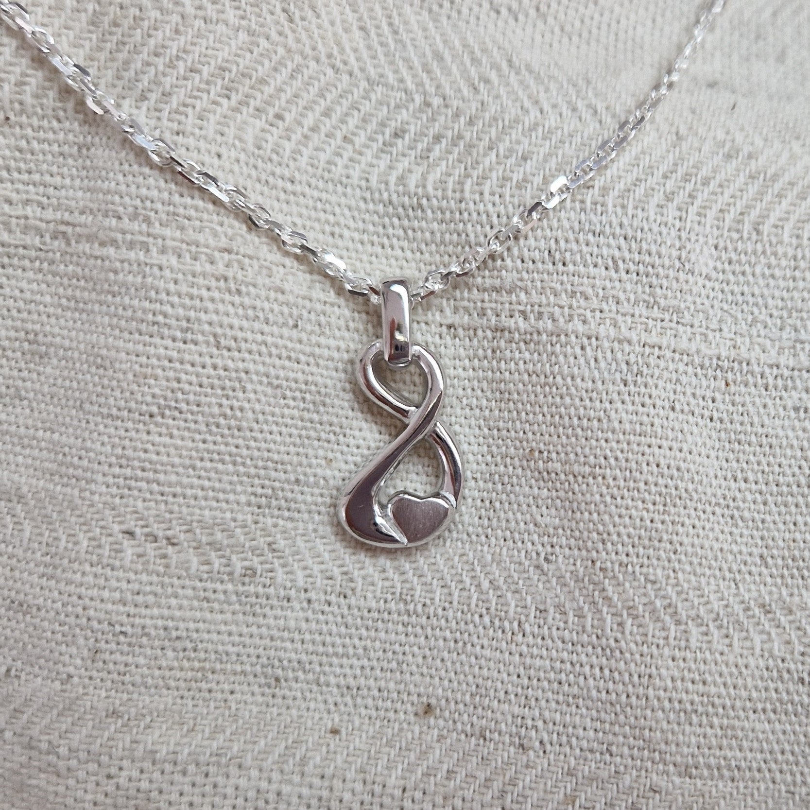 Ashanger infinity met hartje,de ashangers uit deze collectie gedenksieraden zijn eenvoudig zelf te vullen en te bestellen in zilver, geelgoud en witgoud