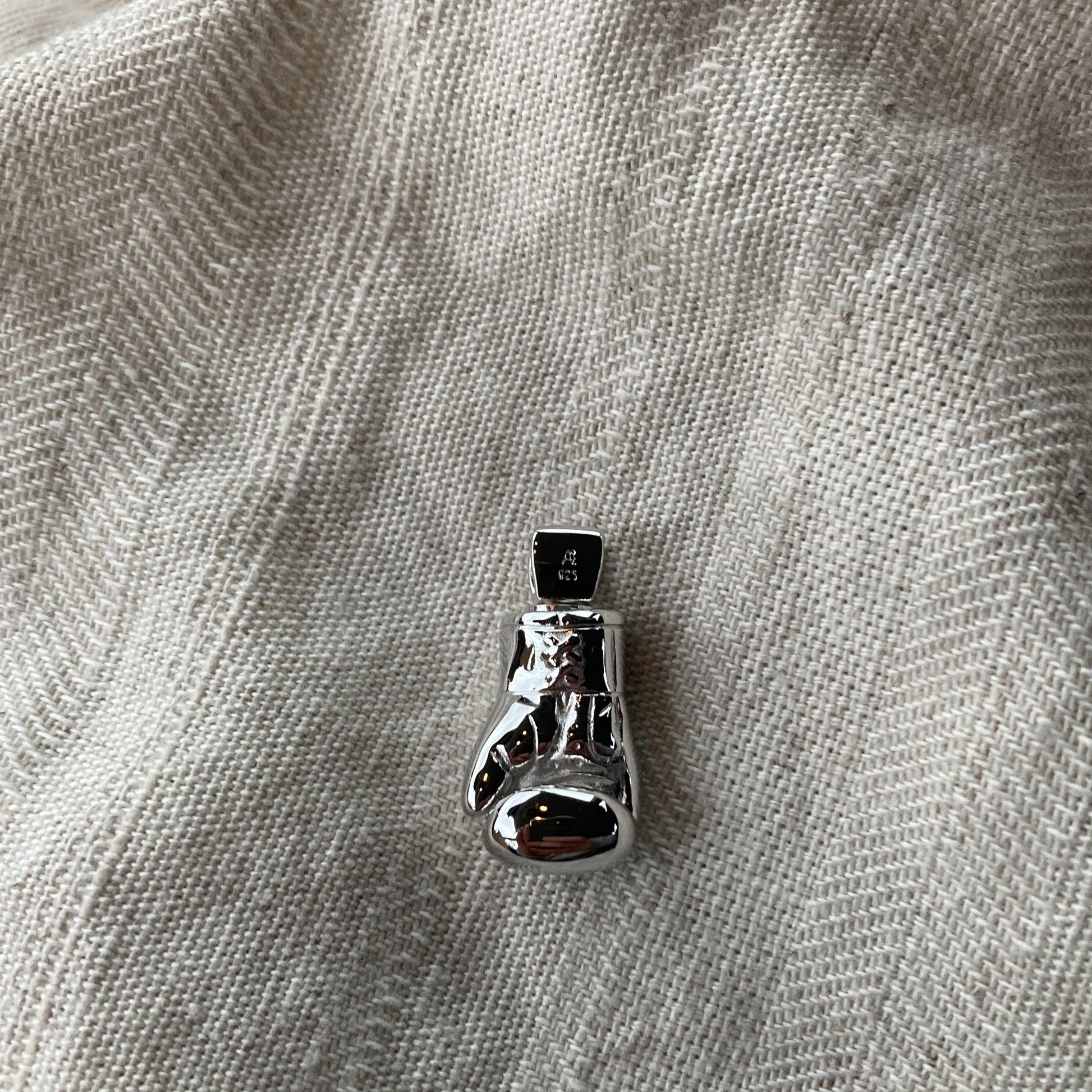 Bokshandschoen ashanger uit deze sport collectie gedenksieraden is eenvoudig zelf te vullen en te bestellen in zilver, geelgoud en witgoud