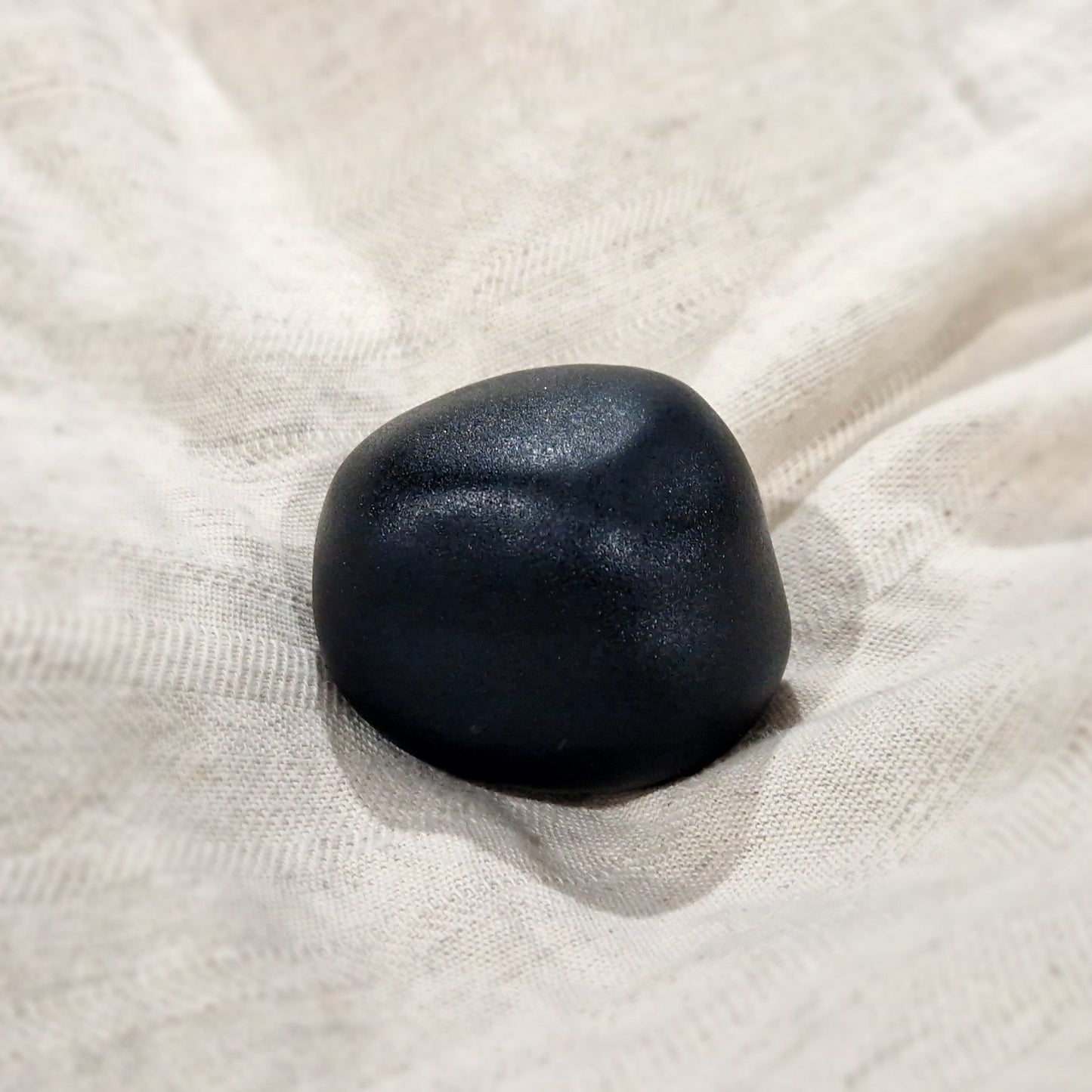 Deze keramische knuffelkeitjes worden op ambachtelijke wijze vervaardigd, waardoor geen enkel keitje hetzelfde is en voorzien van een bijzondere laklaag. 