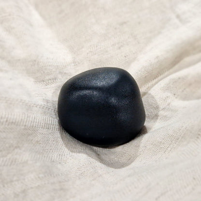 Deze keramische knuffelkeitjes worden op ambachtelijke wijze vervaardigd, waardoor geen enkel keitje hetzelfde is en voorzien van een bijzondere laklaag. 