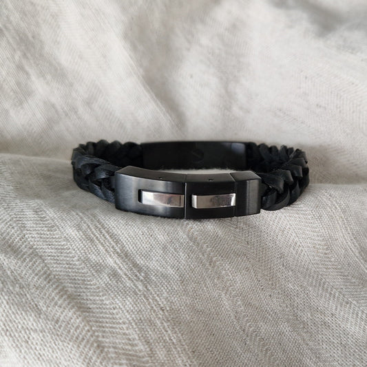 Lederen as armband uitgerust met een RVS ashouder en sluiting met magneet.