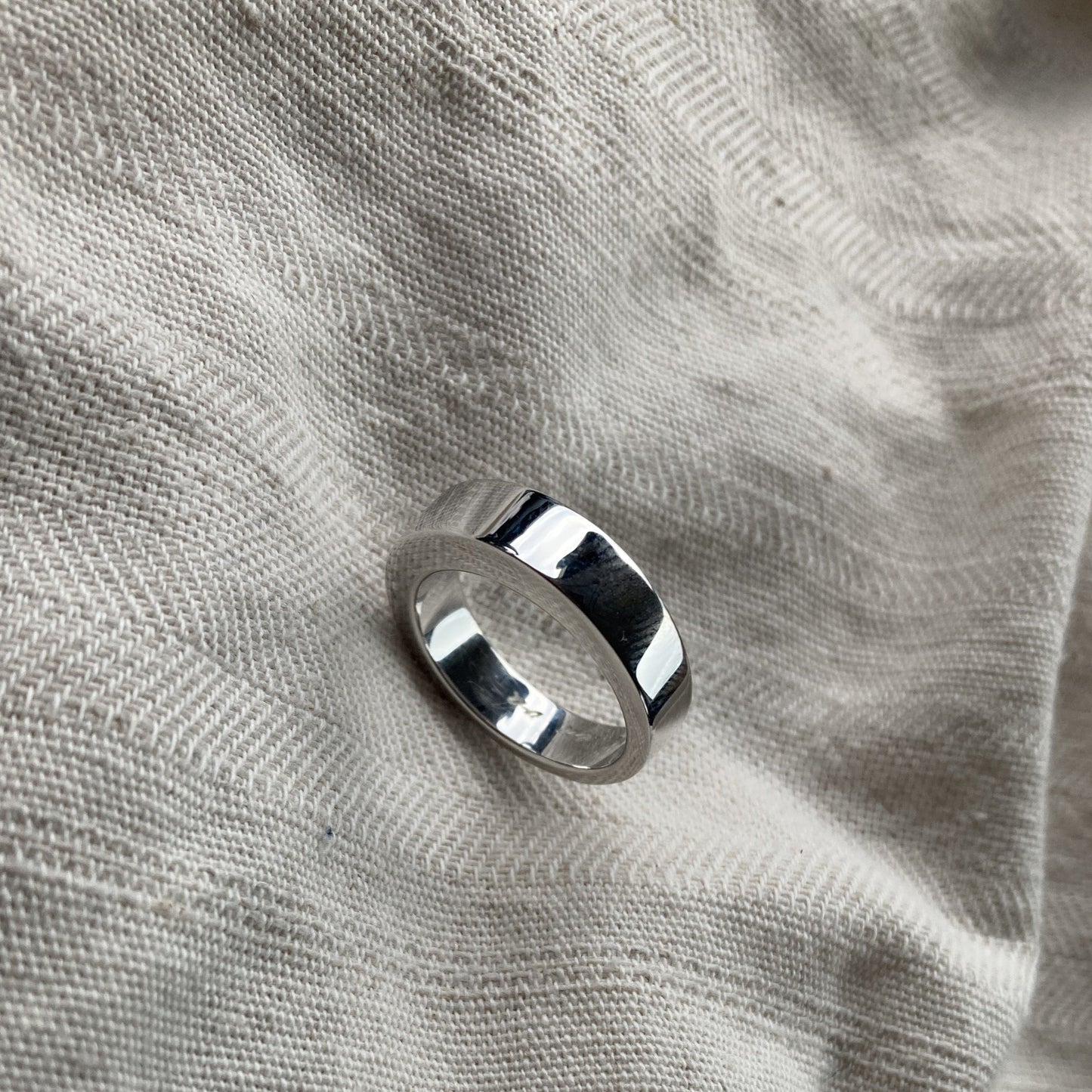 Deze asring van 6 mm breedte met vingerafdruk is heeft een subtiel weggewerkt askamertje, waar een symbolische hoeveelheid as of haar in kan bewaard worden. Alle