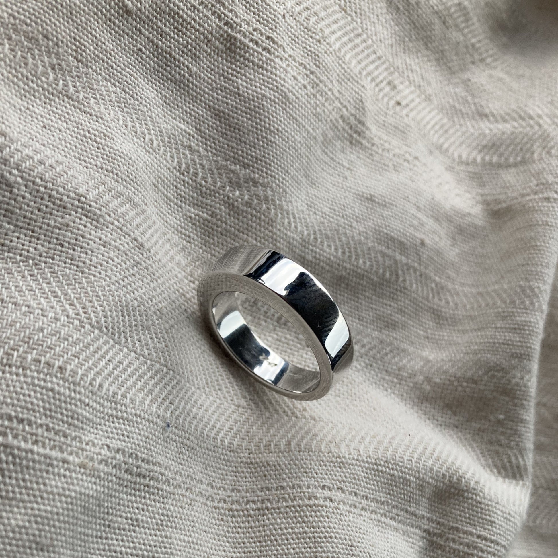 Deze asring van 6 mm breedte met vingerafdruk is heeft een subtiel weggewerkt askamertje, waar een symbolische hoeveelheid as of haar in kan bewaard worden. Alle