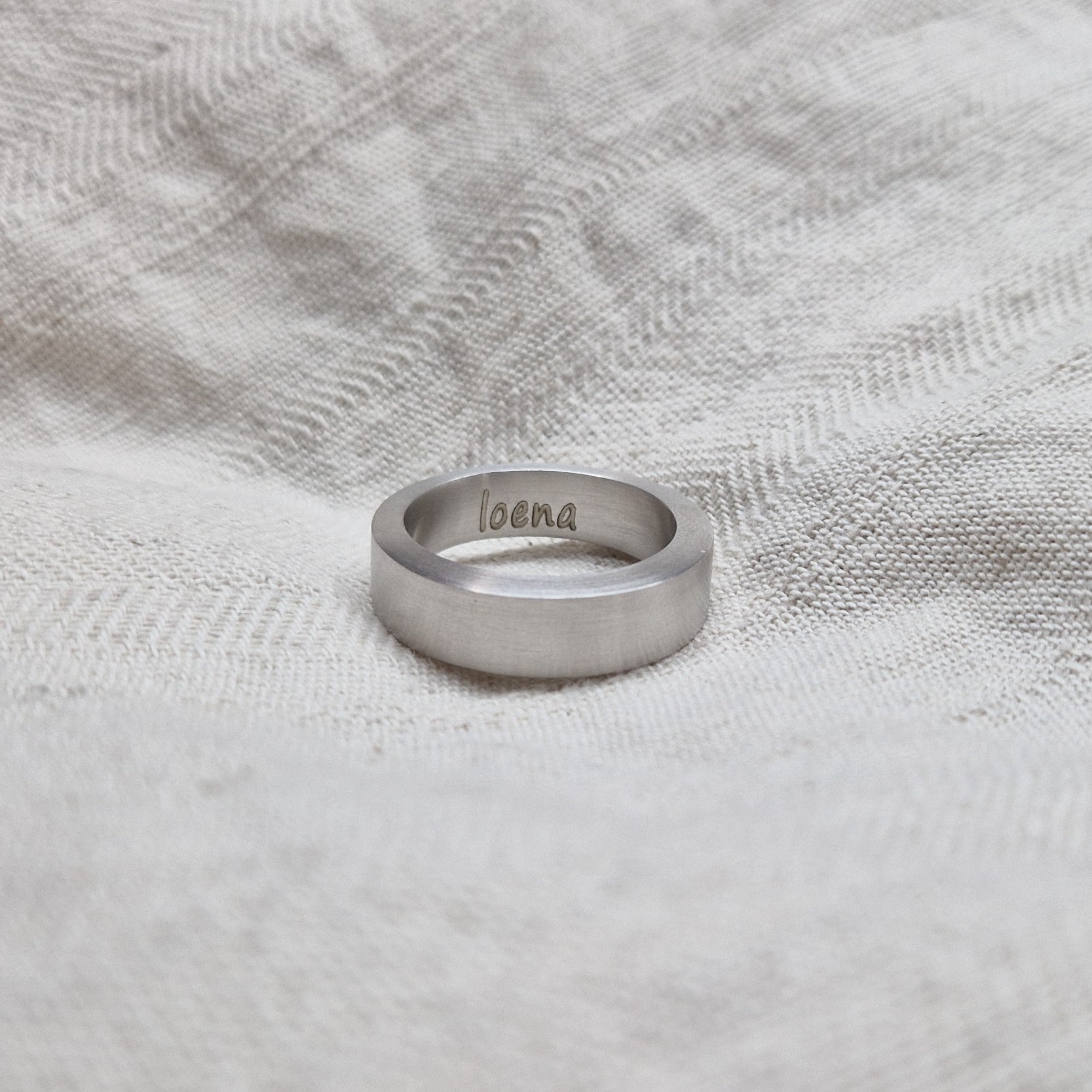 De asring heeft een subtiel weggewerkt askamertje, waar een symbolische hoeveelheid as of haar in kan bewaard worden. Alle