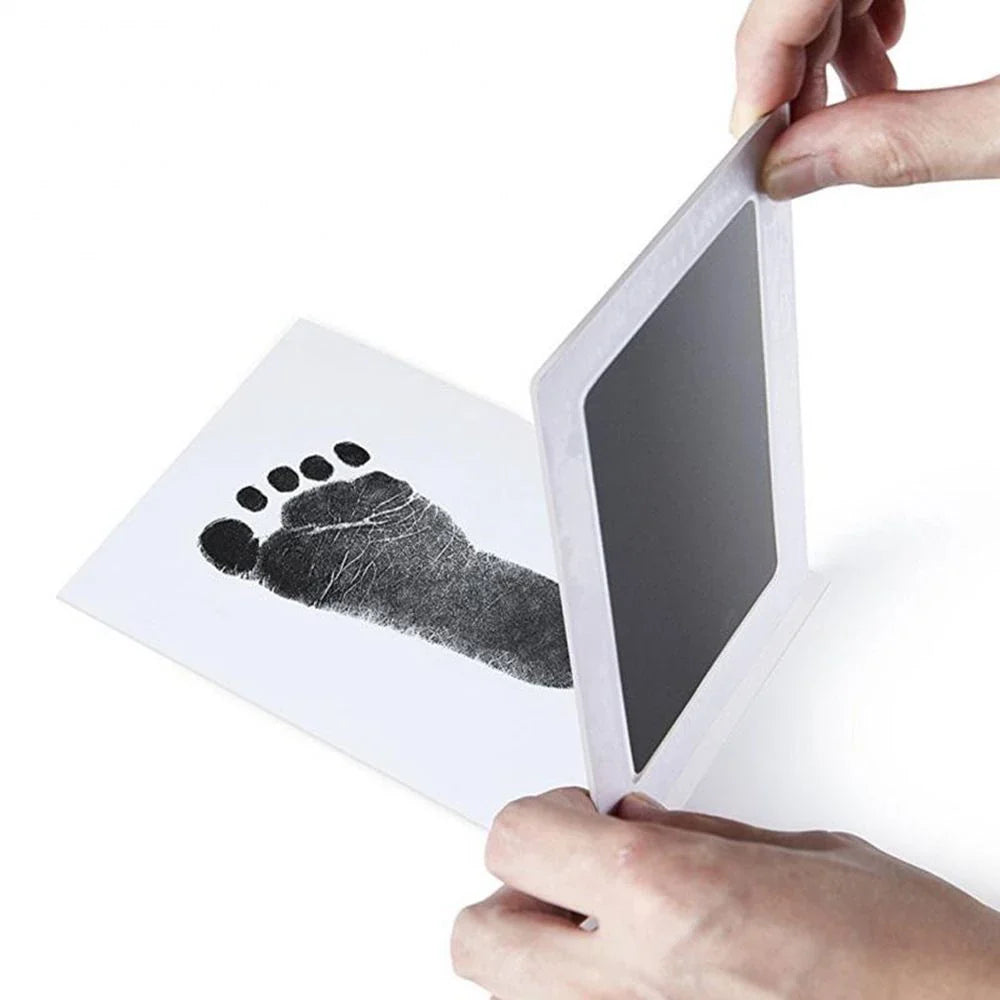 Afmetingen frame: 9.5 x 6 cm, het afdrukset poot/hand/voetpakket bestaat uit een touchpad  en twee stuks witte afdruk kaarten