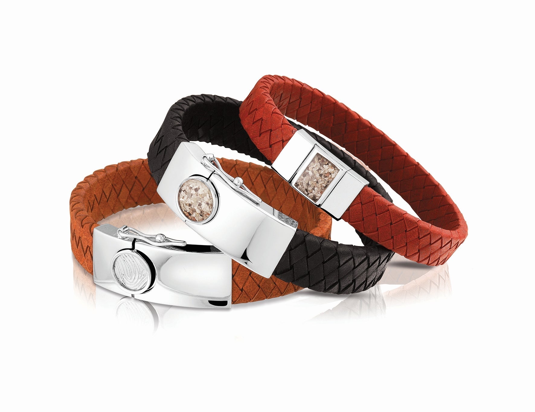 Lederen armband voorzien van as of haar in sluiting in zilver of goud.alle