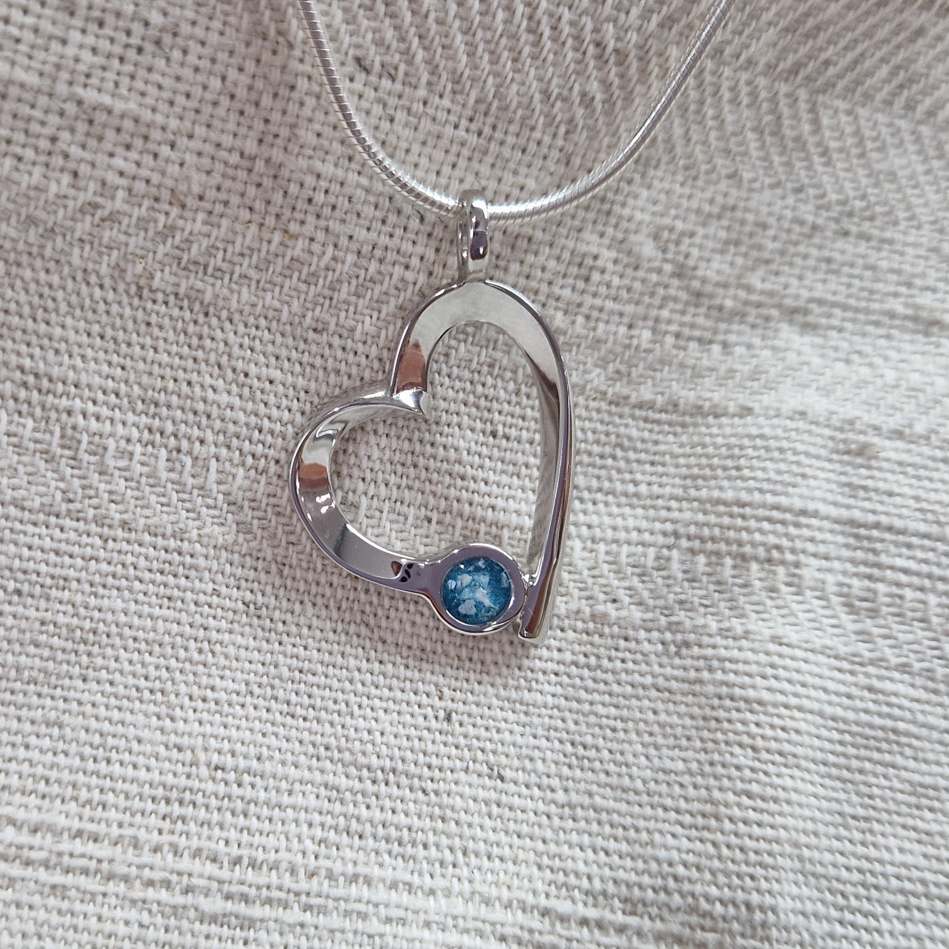 Ashanger open hart, gedenksieraad, waar as en haar in verwerkt wordt. alle