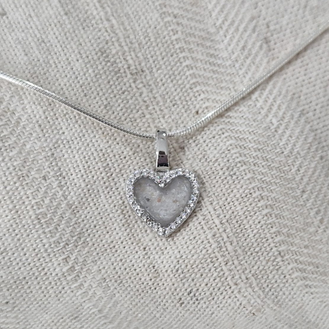 Ashanger hart, gedenksieraad, waar as en haar in verwerkt wordt. alle