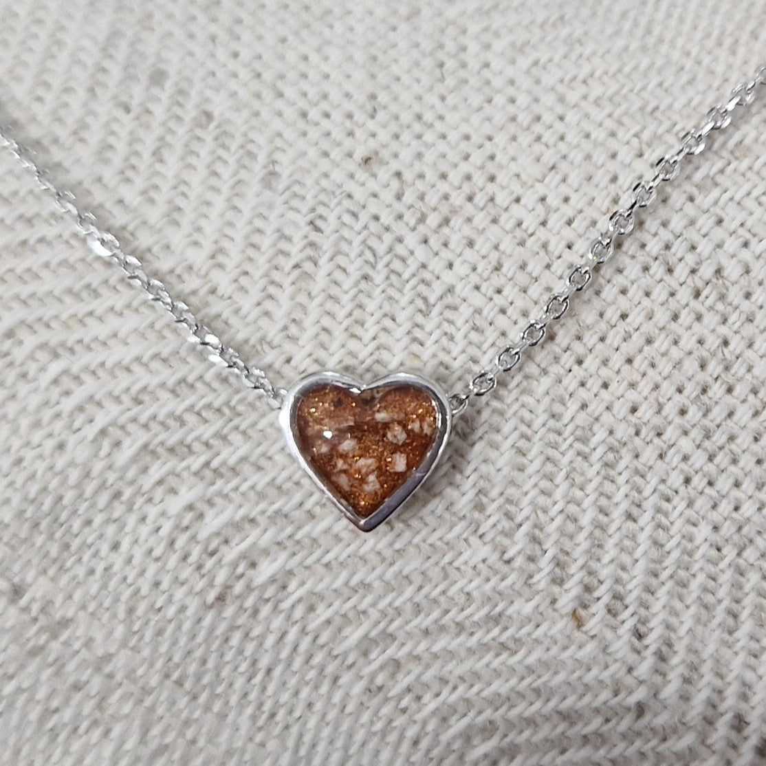 Ashanger hart, gedenksieraad, waar as en haar in verwerkt wordt. Alle