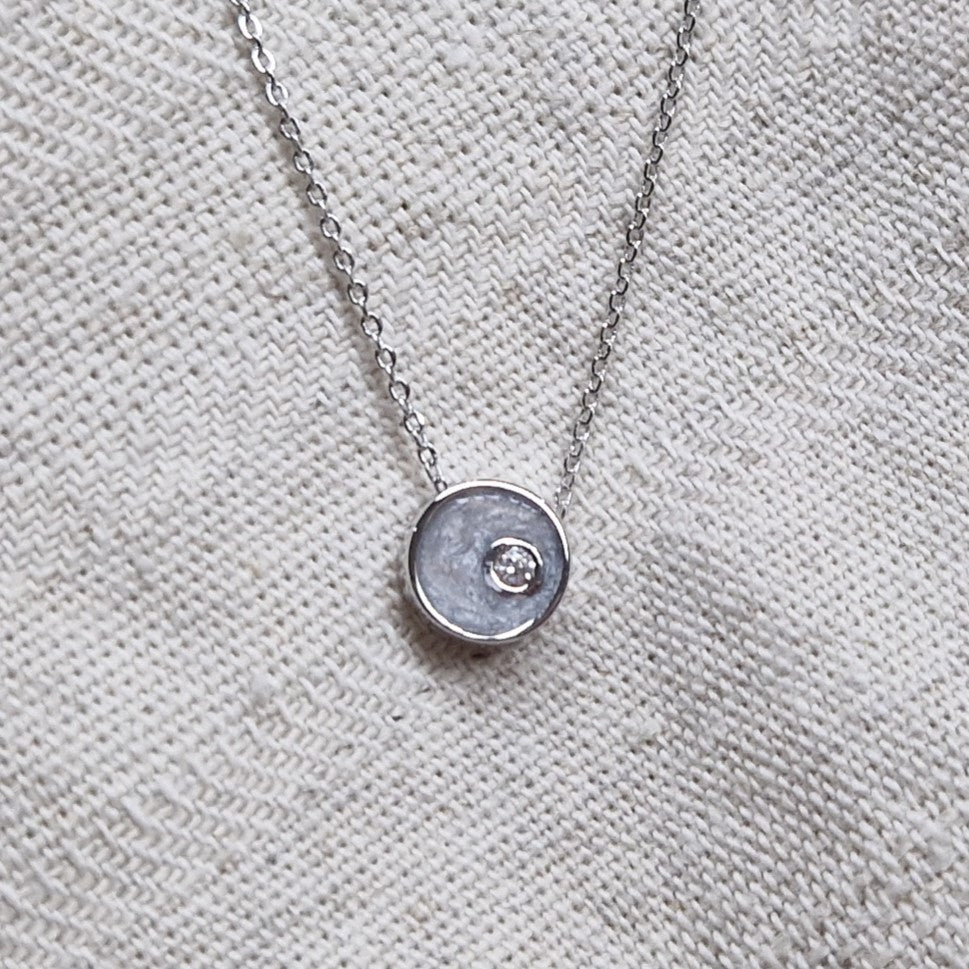 Ashanger rond, gedenksieraad, waar as en haar in verwerkt wordt.alle