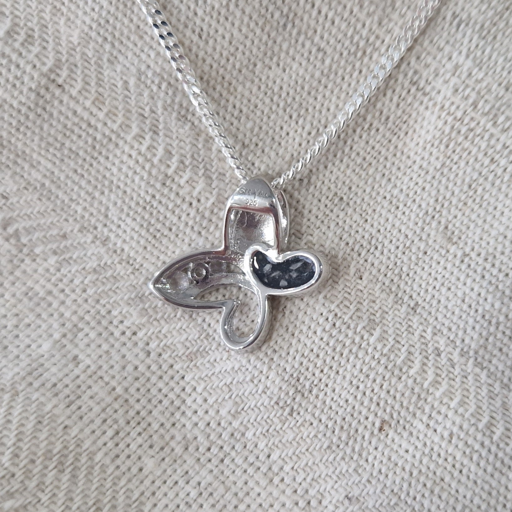 Ashanger vlinder, gedenksieraad, waar as en haar in verwerkt wordt.alle