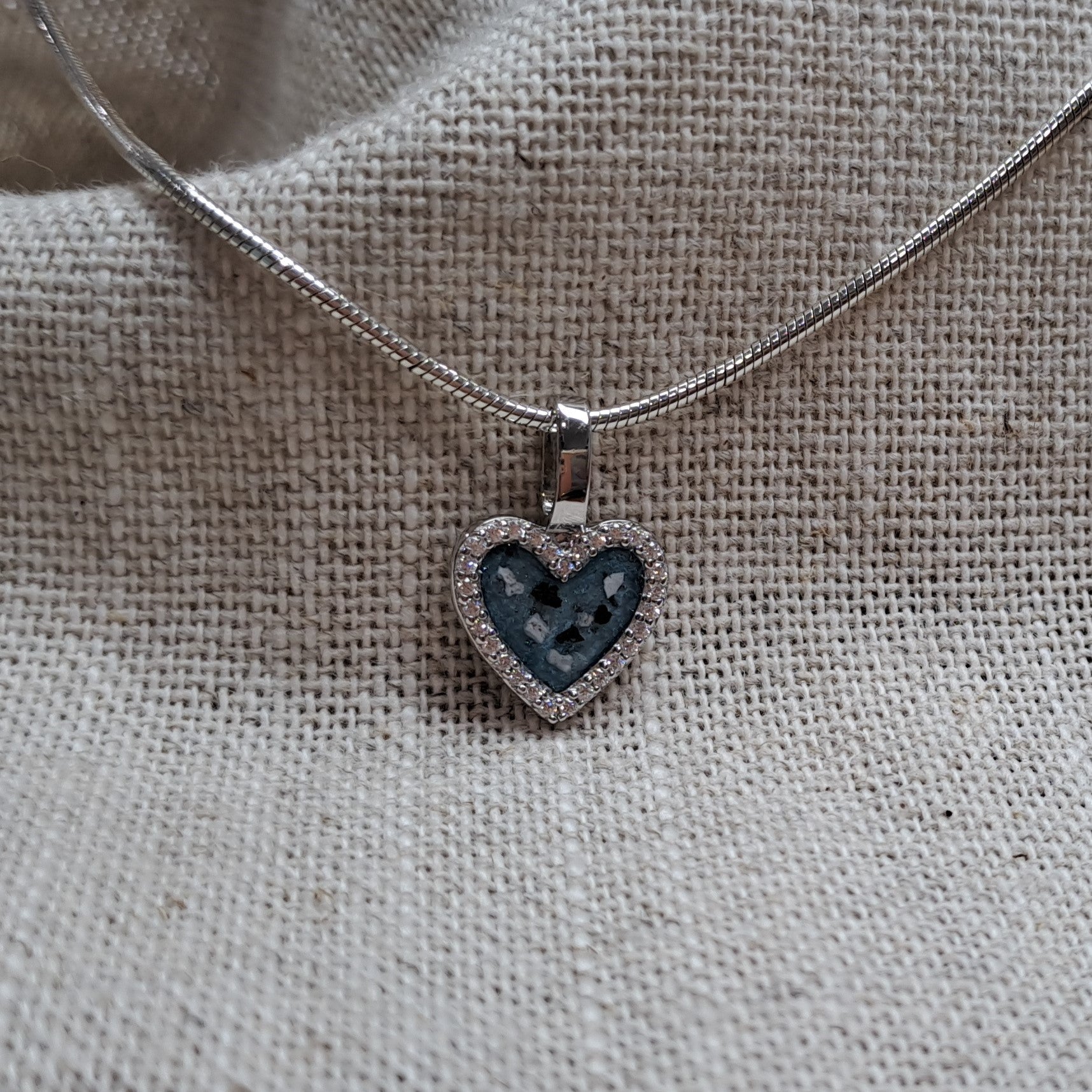 Ashanger hart, gedenksieraad, waar as en haar in verwerkt wordt. alle