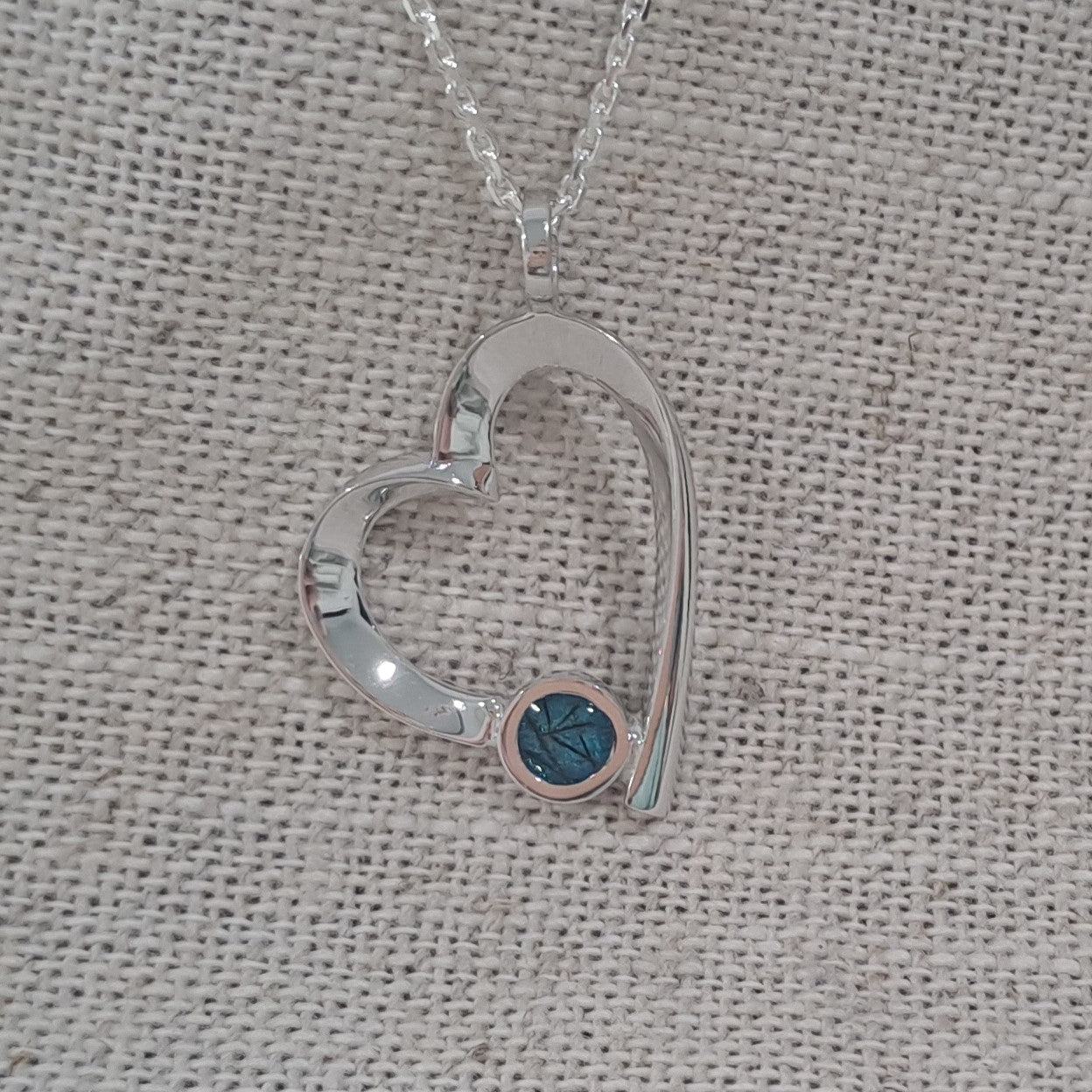 Ashanger open hart, gedenksieraad, waar as en haar in verwerkt wordt. alle