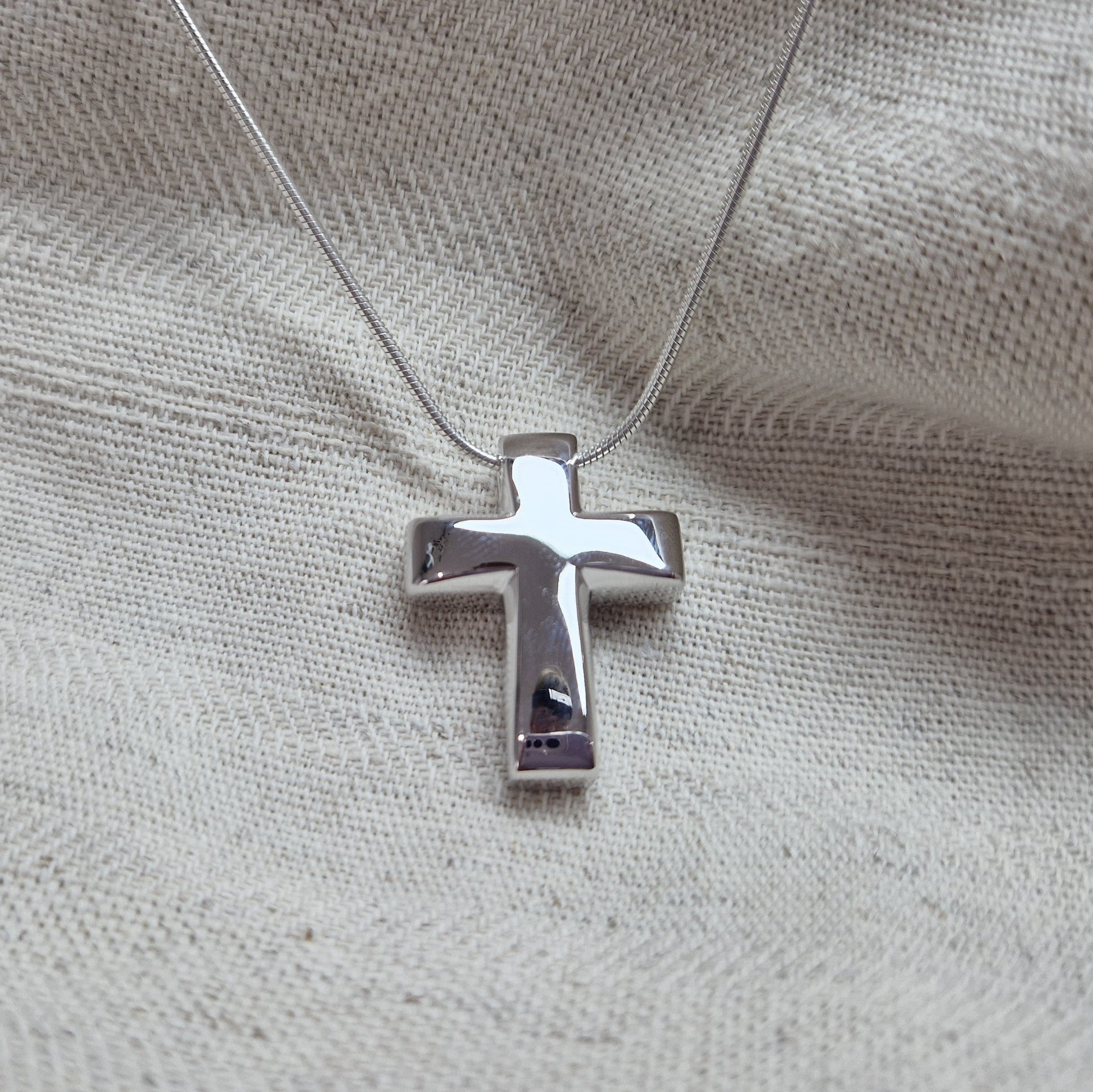 Hanger kruis, de ashangers uit deze collectie gedenksieraden zijn zelf te vullen en te bestellen in zilver 925 sterling, geelgoud en witgoud. Alle