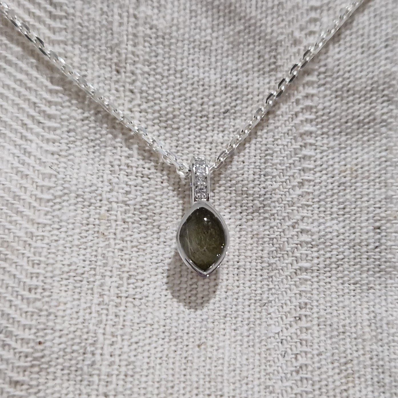 Ashanger als gedenksieraad, waar as en haar in verwerkt wordt. Alle