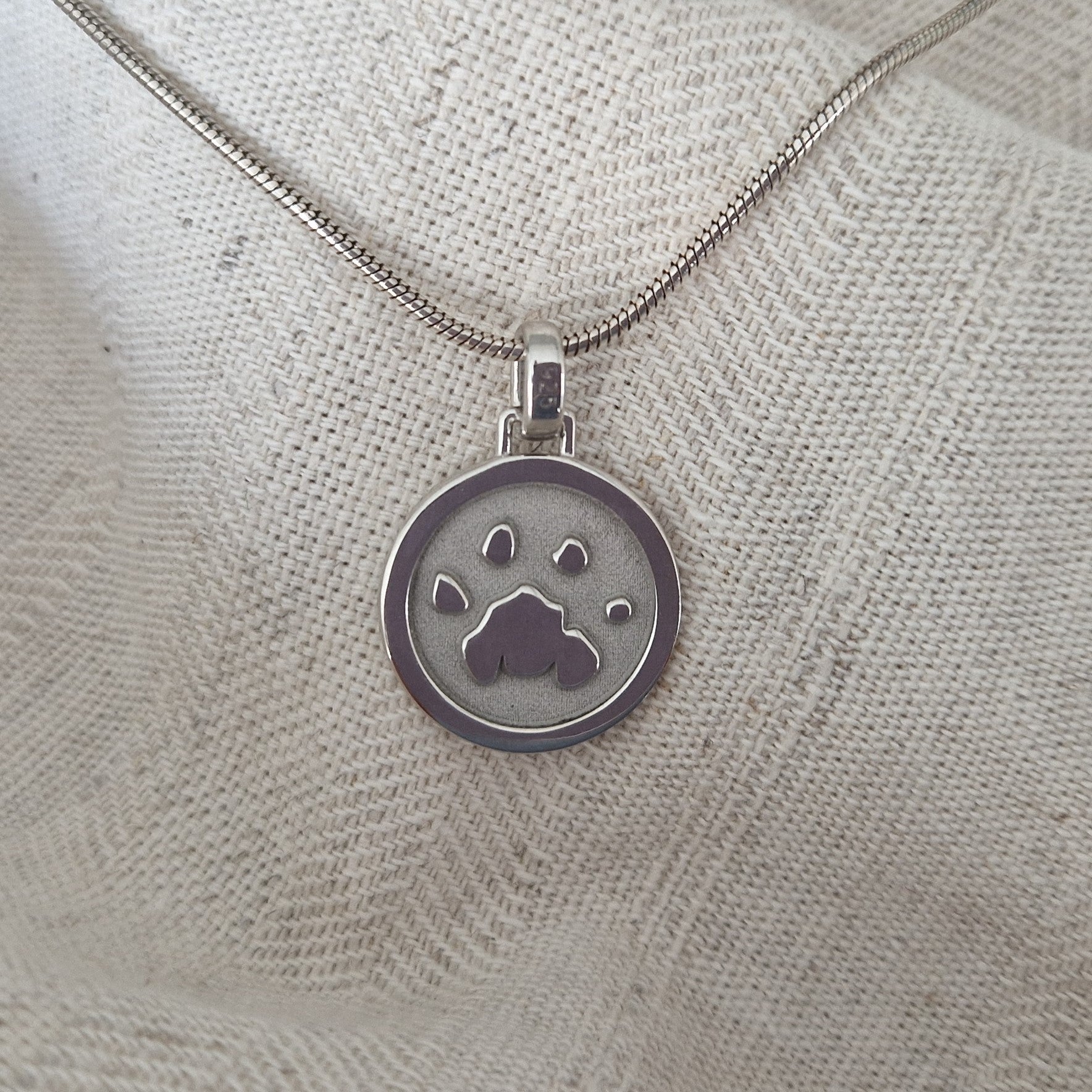 Ronde hanger dieren 15 mm als gedenksieraad met mooie pootafdruk. Keuze is er tussen de standaard pootafdruk van ons of van je eigen huisdier.alle