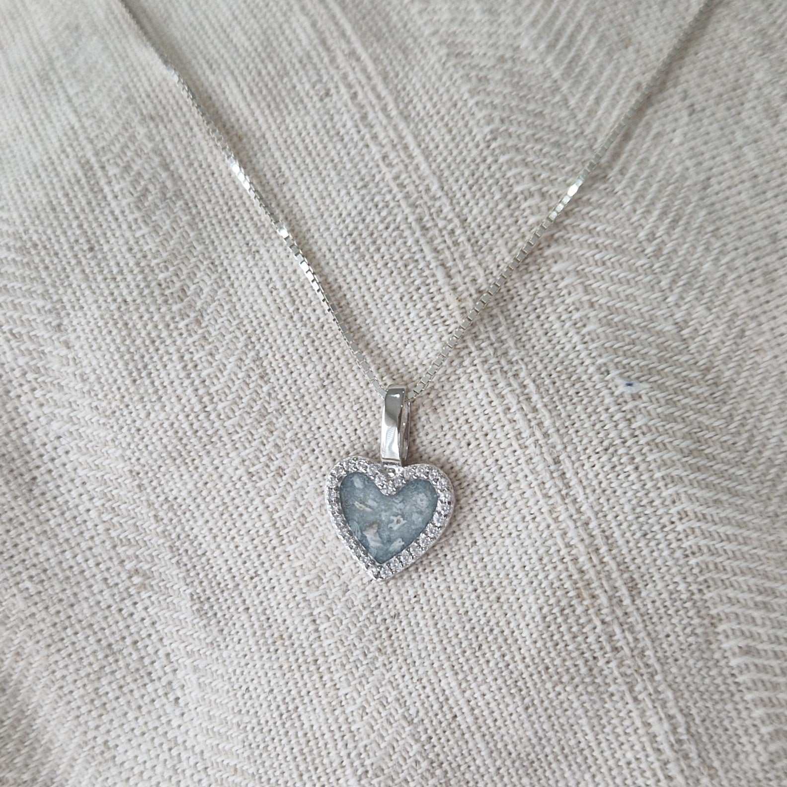 Ashanger hart, gedenksieraad, waar as en haar in verwerkt wordt. alle