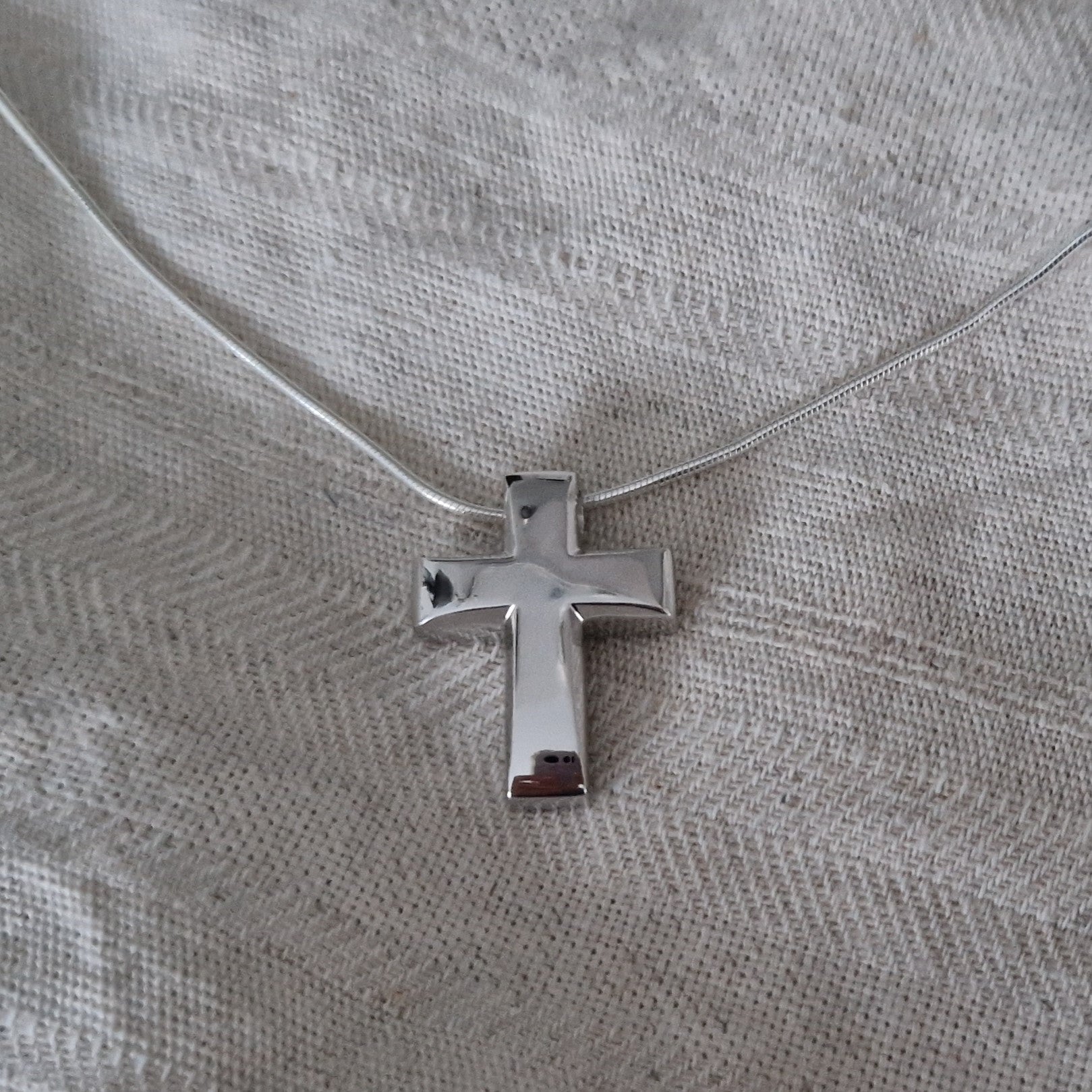 Hanger kruis, de ashangers uit deze collectie gedenksieraden zijn zelf te vullen en te bestellen in zilver 925 sterling, geelgoud en witgoud. Alle