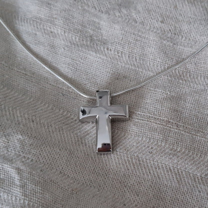 Hanger kruis, de ashangers uit deze collectie gedenksieraden zijn zelf te vullen en te bestellen in zilver 925 sterling, geelgoud en witgoud. Alle
