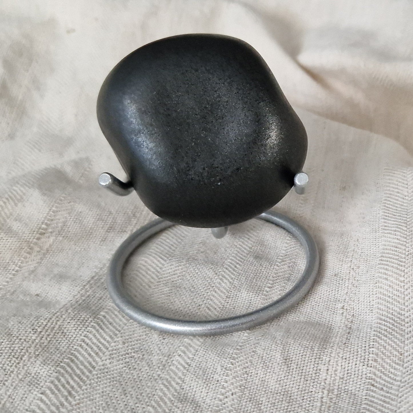 Deze keramische knuffelkeitjes worden op ambachtelijke wijze vervaardigd, waardoor geen enkel keitje hetzelfde is en voorzien van een bijzondere laklaag. 
