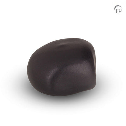 Deze keramische knuffelkeitjes worden op ambachtelijke wijze vervaardigd, waardoor geen enkel keitje hetzelfde is en voorzien van een bijzondere laklaag. 
