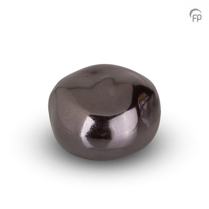 Deze keramische knuffelkeitjes worden op ambachtelijke wijze vervaardigd, waardoor geen enkel keitje hetzelfde is en voorzien van een bijzondere laklaag. 