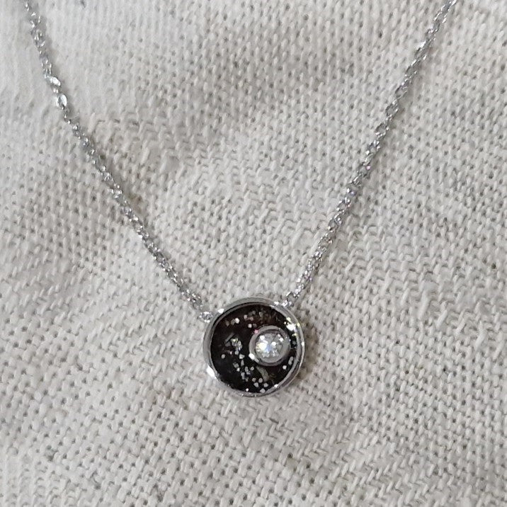 Ashanger rond, gedenksieraad, waar as en haar in verwerkt wordt.alle