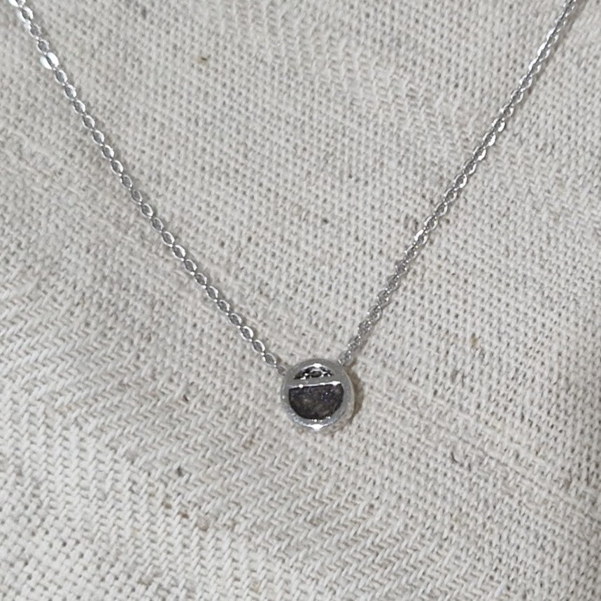 Ashanger rond, gedenksieraad, waar as en haar in verwerkt wordt.alle