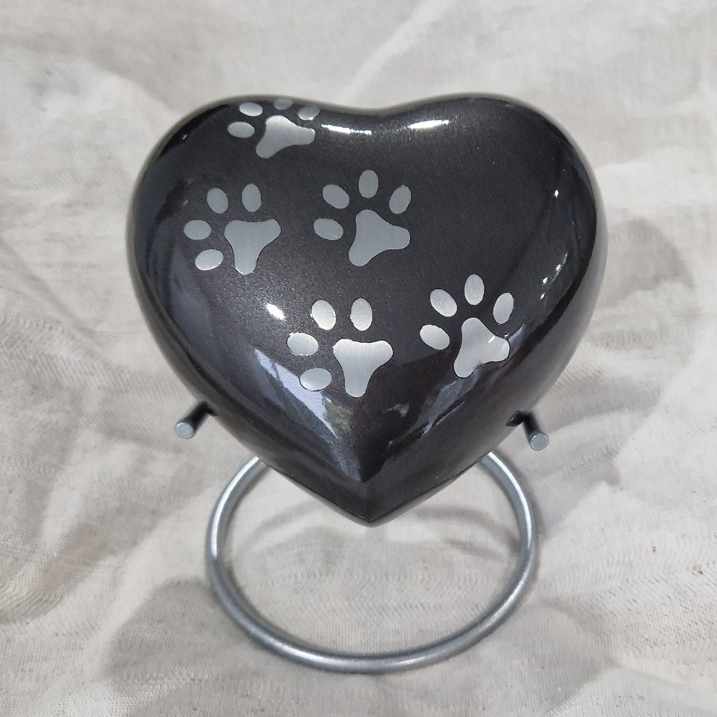 Deze orginele  metalen mini urn is gemaakt van hoogwaardige materialen zoals messing en aluminium, voorzien van een laklaag.alle