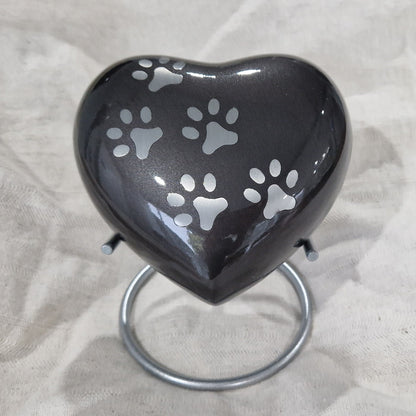 Deze orginele  metalen mini urn is gemaakt van hoogwaardige materialen zoals messing en aluminium, voorzien van een laklaag.alle