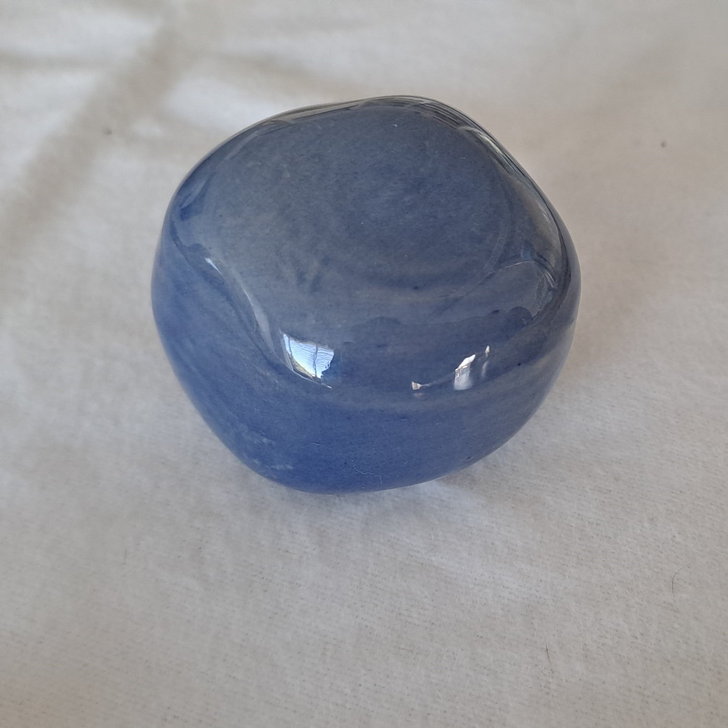 Deze keramische knuffelkeitjes worden op ambachtelijke wijze vervaardigd, waardoor geen enkel keitje hetzelfde is en voorzien van een bijzondere laklaag. 