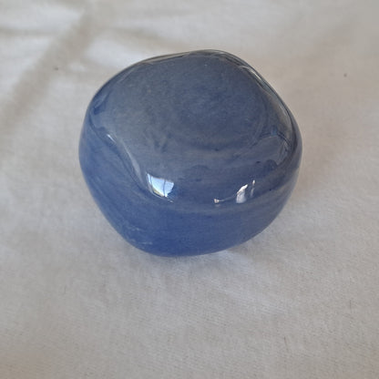 Deze keramische knuffelkeitjes worden op ambachtelijke wijze vervaardigd, waardoor geen enkel keitje hetzelfde is en voorzien van een bijzondere laklaag. 