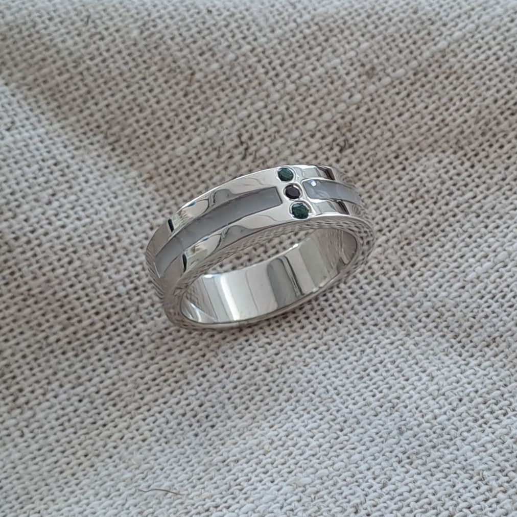 Asring 6 mm uit onze serie gedenksieraden, waar zichtbaar as of haar verwerkt wordt in twee separate compartimenten met in het midden drie stuks zirkonia's of diamanten naar keuze. Alle