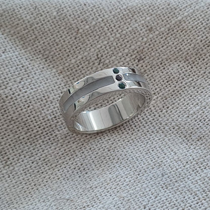 Asring 6 mm uit onze serie gedenksieraden, waar zichtbaar as of haar verwerkt wordt in twee separate compartimenten met in het midden drie stuks zirkonia's of diamanten naar keuze. Alle