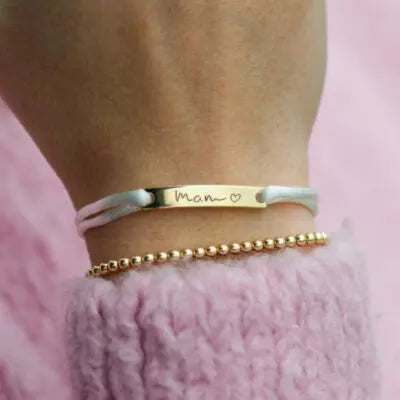 Satijnen koord armband, met graveerplaatje aan de voorzijde. Alle