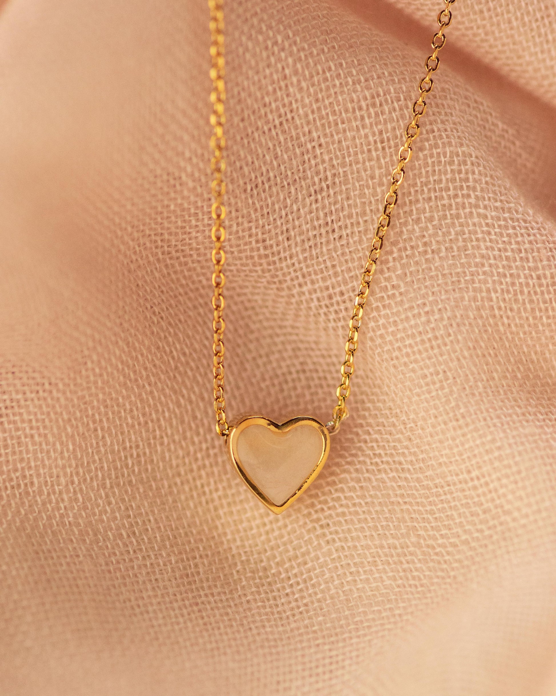 Ashanger hart, gedenksieraad, waar as en haar in verwerkt wordt. Alle