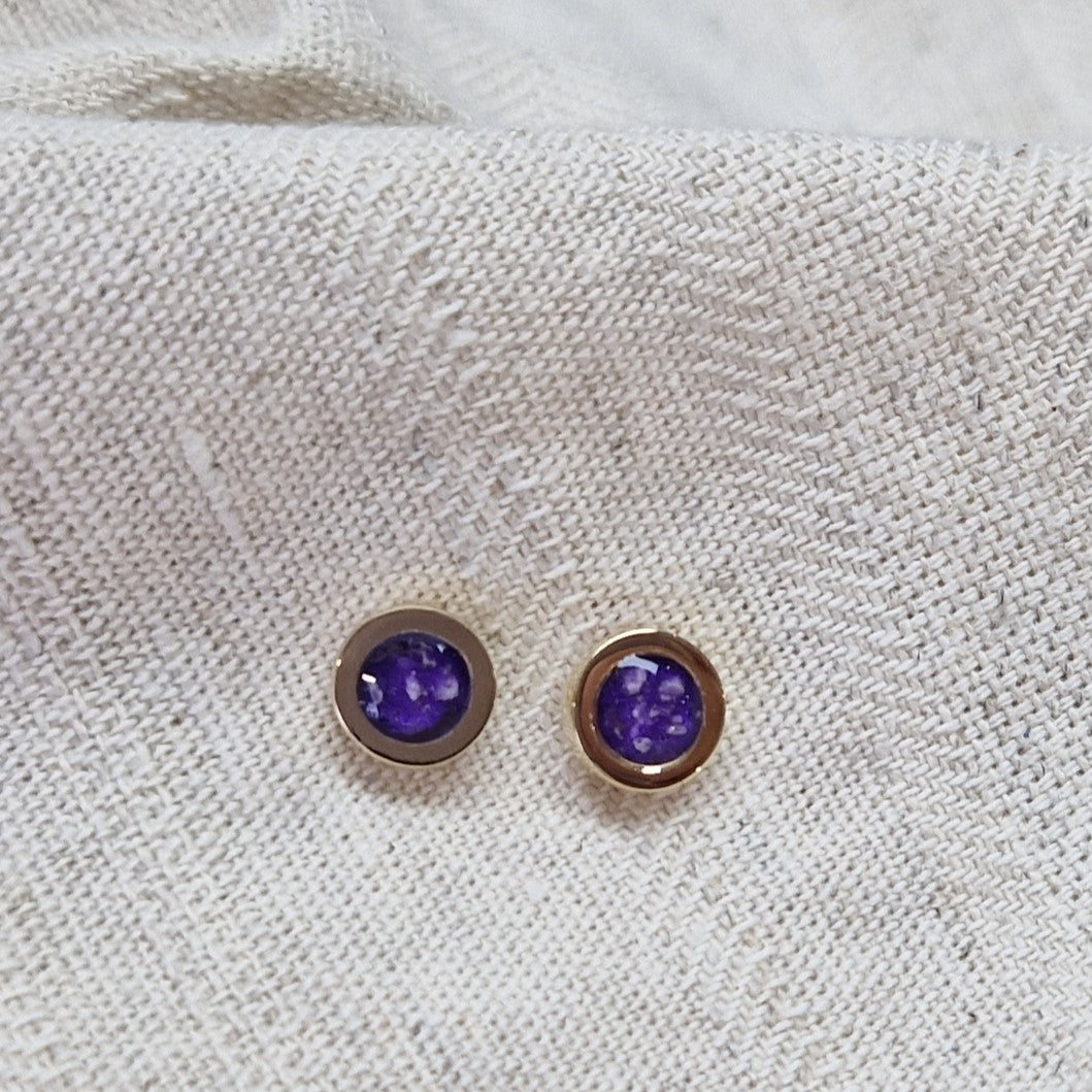 Rond gevormde oorstekers 8 mm aan de voorzijde zichtbaar gevuld met as of haar. Alle