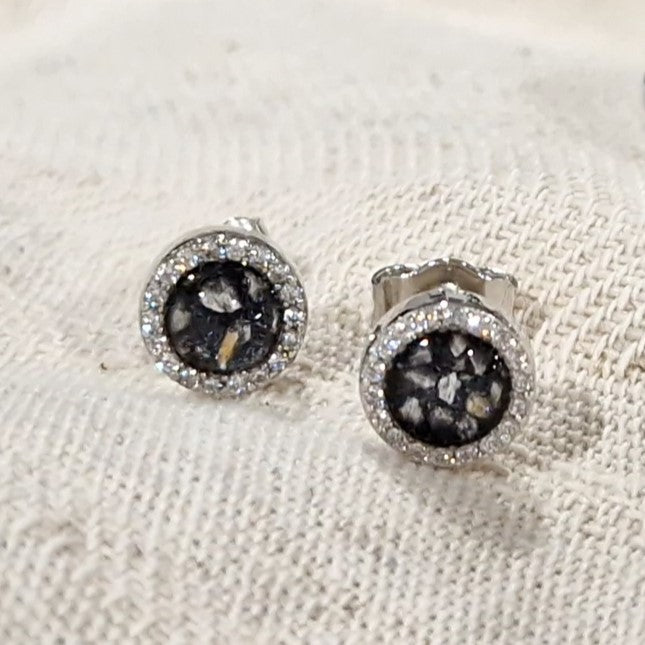 Oorstekers 8 mm rondom afgewerkt met zirkonia's zichtbaar gevuld met as of haar. Alle