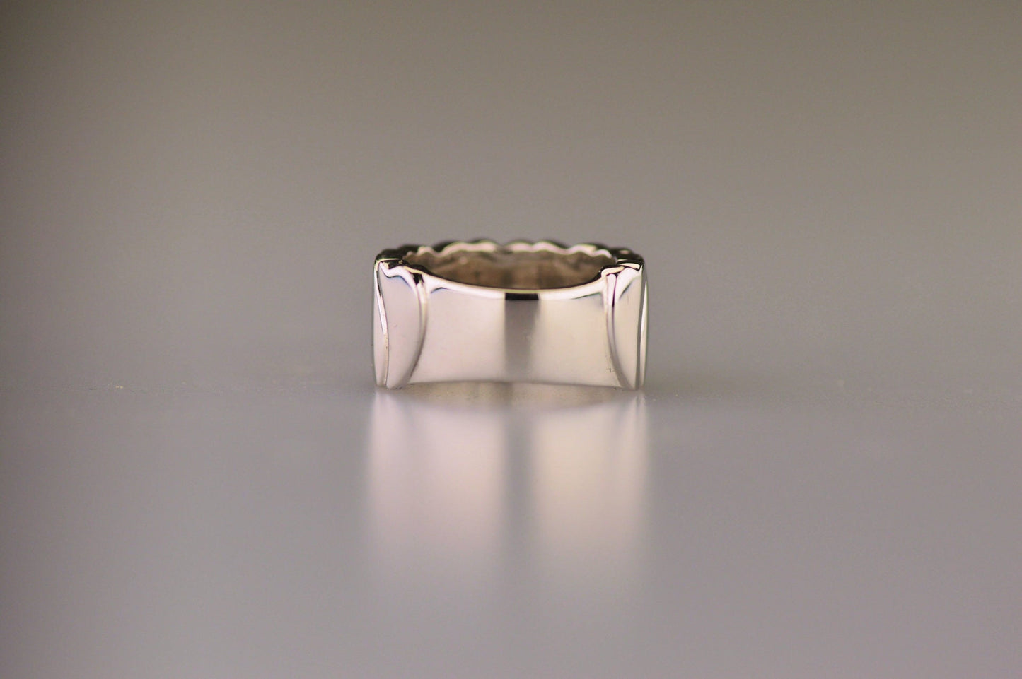 Ring 12 mm uit onze serie gedenksieraden, waar aan de bovenzijde zichtbaar as of haar verwerkt wordt in een hartje. Alle