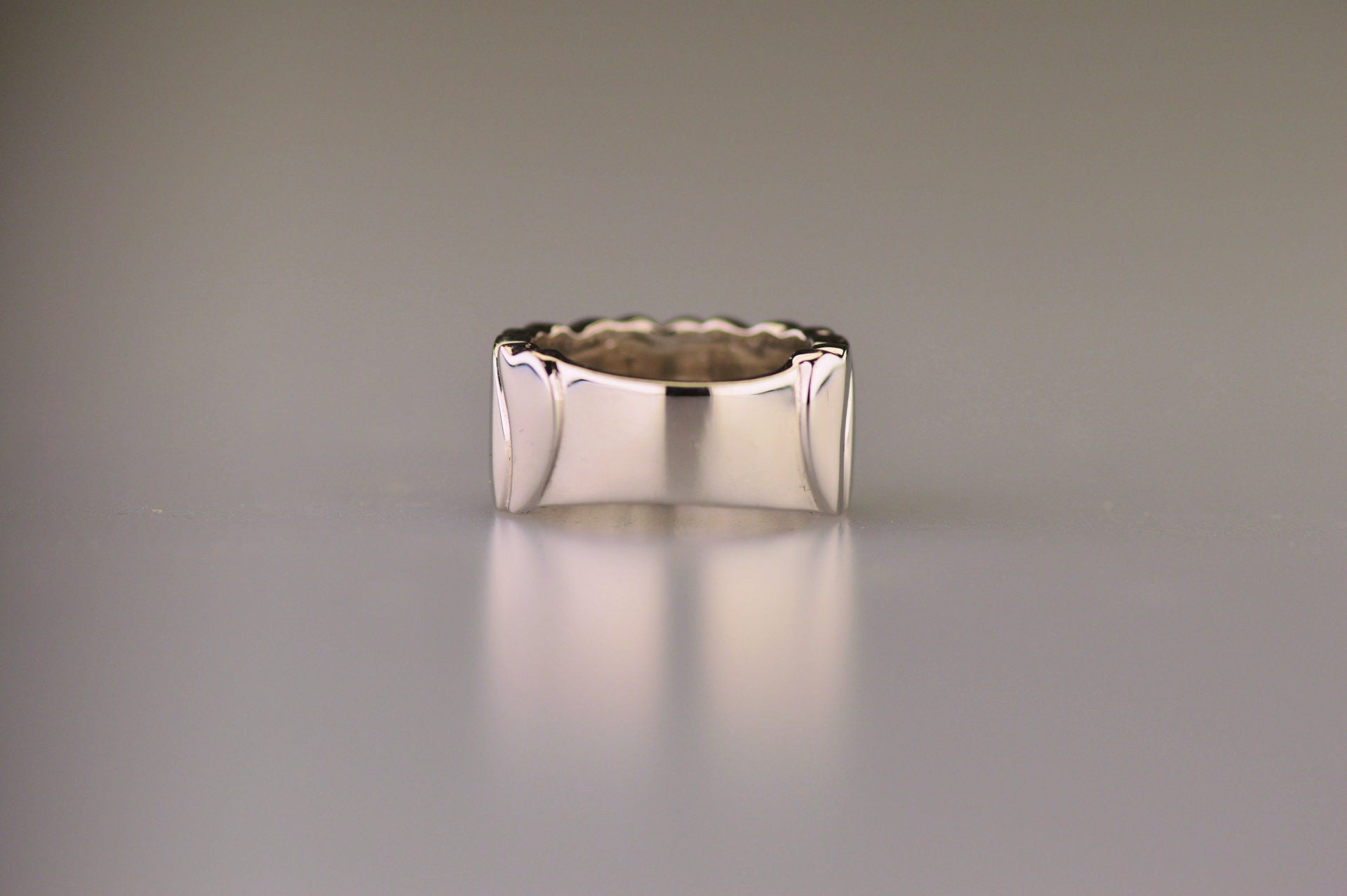 Ring 12 mm uit onze serie gedenksieraden, waar aan de bovenzijde zichtbaar as of haar verwerkt wordt in een hartje. Alle